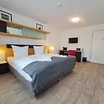 Ξενοδοχείο Check-inn - *
