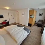 Ξενοδοχείο Check-inn - *
